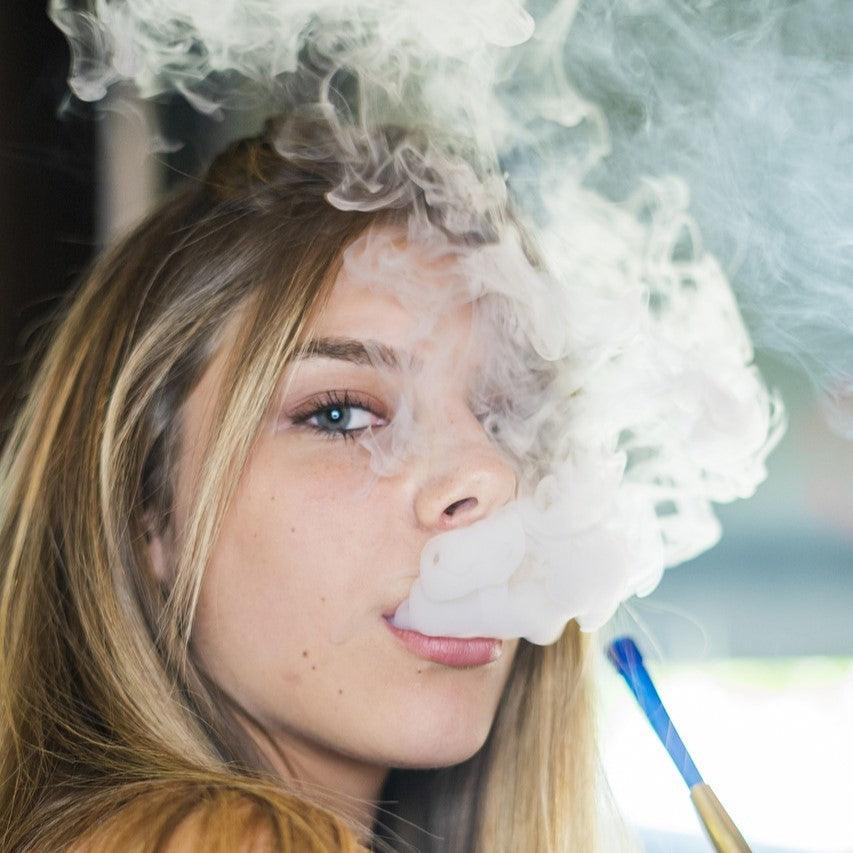 Peut-on fumer des plantes en chicha ?